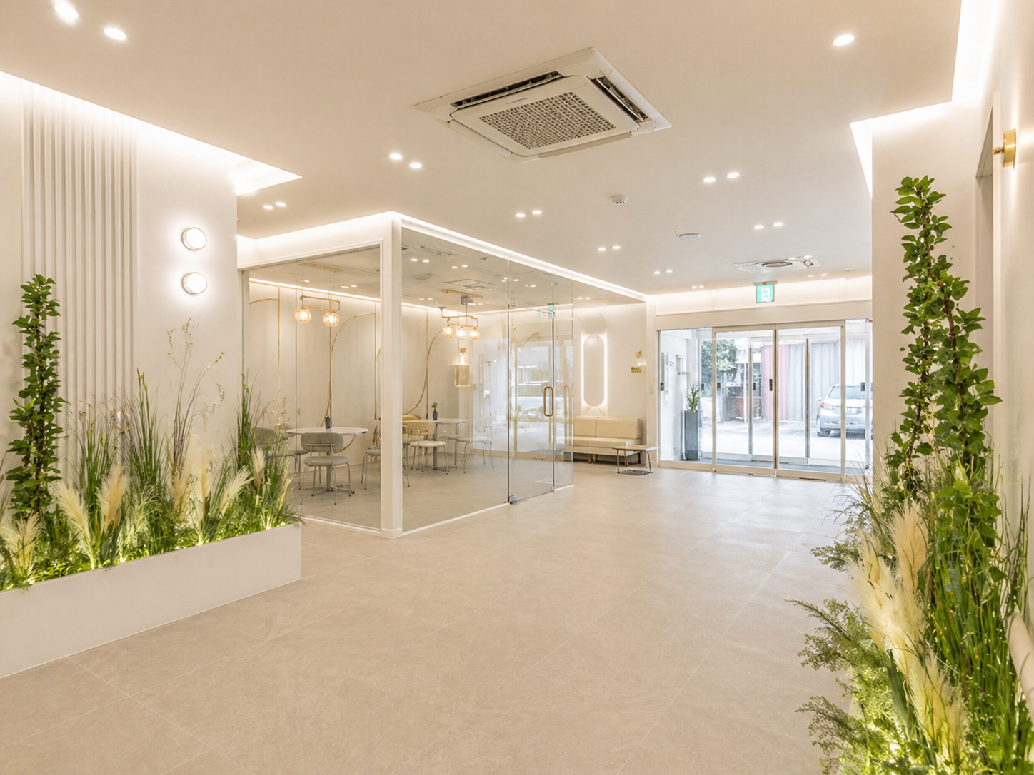 요양 직원과 함께 산책하는 어르신